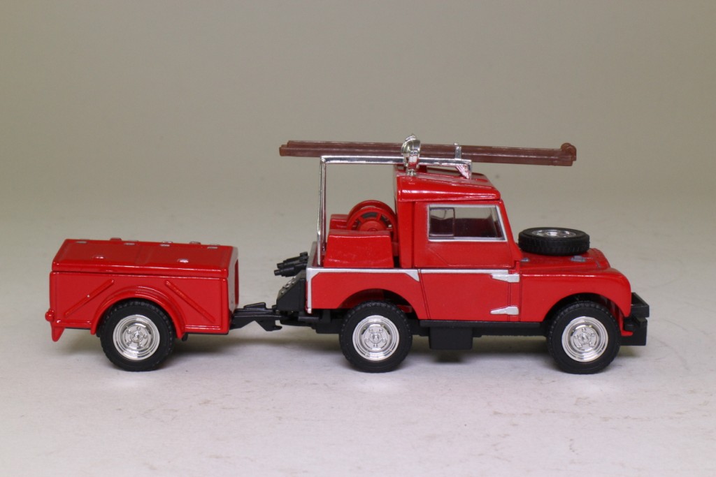 Matchbox Collectibles YFE02; 1953 Land-Rover Fire Truck